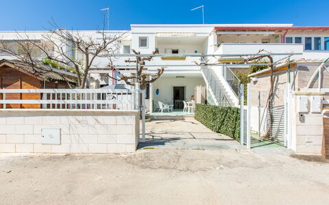 Casa Rosa: Cielo, Pianta, Costruzione, Porta, Shade, Finestra, Urban Design, Zona Residenziale, Facciata