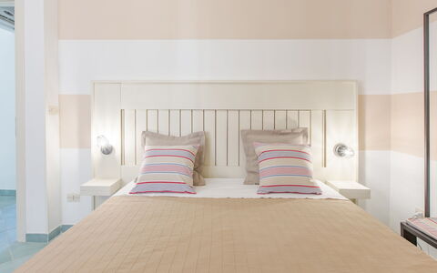 Casa Rosa: Camera Da Letto, Mobilia, Camera, Letto, Proprietà, Interior Design, Lenzuolo, Pavimento, Telaio Del Letto, Soffitto