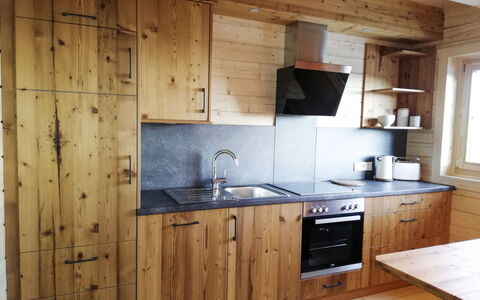 Hütte Gimpel: Controsoffitto, Camera, Cabinetry, Cucina, Mobilia, Proprietà, Lavello, Interior Design, Casa, Latifoglie