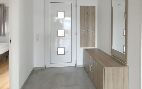 Mistelgau 100: Proprietà, Camera, Pavimento, Costruzione, Parete, Interior Design, Casa, Mobilia, Soffitto, Architettura