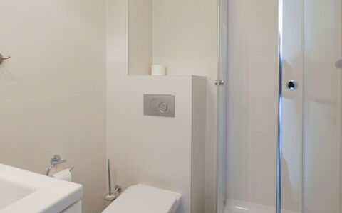Mistelgau 100: Proprietà, Bagno, Camera, Idraulico Fixture, Parete, Gabinetto, Architettura, Immobiliare, Piastrella, Interior Design