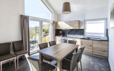 Feriendorf an der Therme Obernsees 100.3: Tavolo, Mobilia, Divano, Cabinetry, Sedia, Controsoffitto, Legna, Interior Design, Finestra, Soggiorno