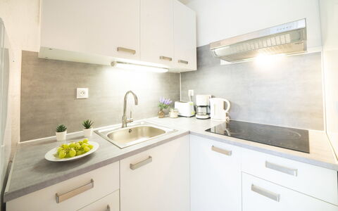 La Grande Motte 310: Controsoffitto, Cucina, Interior Design, Elettrodomestico Da Cucina, Apparecchio Major, Pavimentazione, Cabinetry, Idraulico Fixture, Mobilia, Lavello