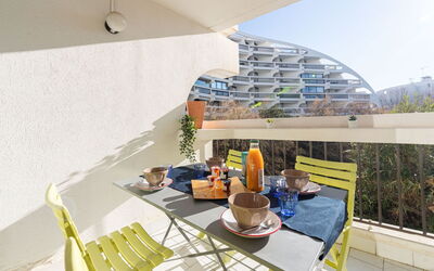 La Grande Motte 310: Mobilia, Interior Design, Mobili Da Esterno, Costruzione, Legna, Urban Design, Tavolo, Shade, Parete, Sedia