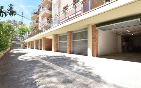 Medisol: Giorno, Costruzione, Manto Stradale, Shade, Urban Design, Asfalto, Condominio, Legna, Pavimento, Cielo