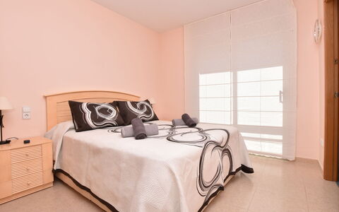 Medisol: Camera Da Letto, Letto, Mobilia, Camera, Lenzuolo, Proprietà, Bedding, Telaio Del Letto, Interior Design, Parete