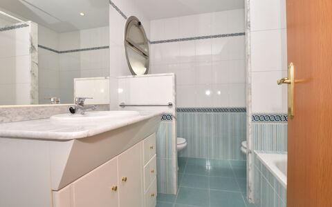 Medisol: Bagno, Proprietà, Camera, Interior Design, Pavimento, Lavello, Piastrella, Architettura, Idraulico Fixture, Costruzione