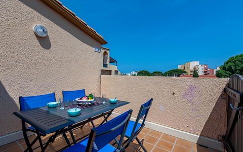 Maison des Sables 3: Tavolo, Costruzione, Mobilia, Cielo, Sedia, Azzurro, Legna, Tavolo Esterno, Mobili Da Esterno, Shade