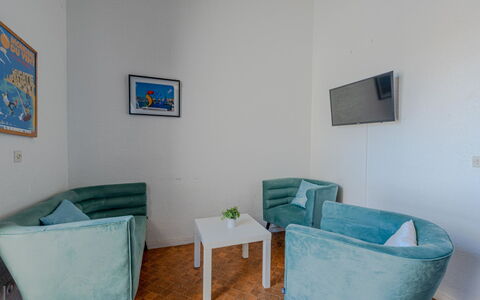 Maison des Sables 3: Cornice, Mobilia, Proprietà, Blu, Azzurro, Divano, Interior Design, Costruzione, Comfort, Pavimentazione