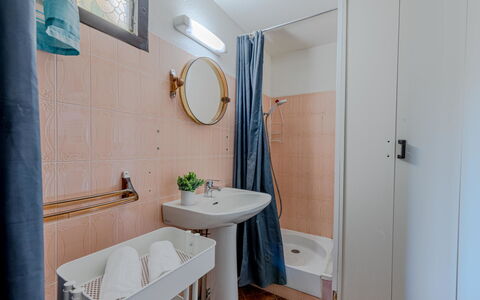Maison des Sables 3: Specchio, Rubinetto, Idraulico Fixture, Lavello, Proprietà, Lavandino Del Bagno, Bagno, Costruzione, Viola, Interior Design