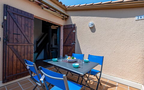 Maison des Sables 3: Tavolo, Mobilia, Proprietà, Sedia, Costruzione, Azzurro, Cielo, Legna, Tavolo Esterno, Shade