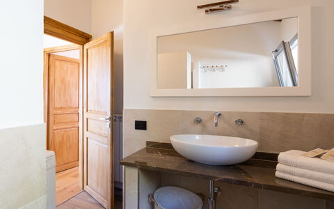 Bellaria (Vlo190): Bagno, Camera, Proprietà, Mobiletto Del Bagno, Lavello, Pavimento, Mobilia, Interior Design, Parete, Costruzione