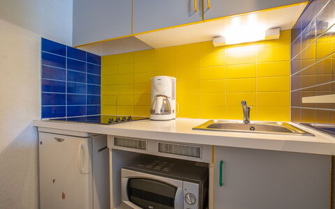 Tahiti: Mobilia, Proprietà, Tavolo, Cabinetry, Sedia, Legna, Costruzione, Illuminazione, Controsoffitto, Interior Design