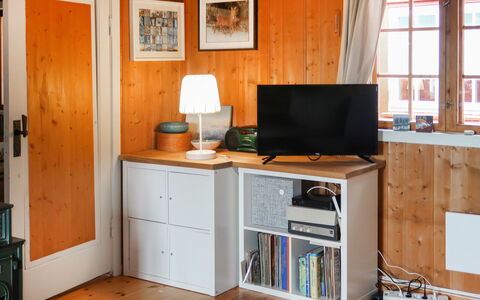 Skeisvegen: Cabinetry, Proprietà, Tavolo, Costruzione, Scrivania Del Computer, Finestra, Legna, Scrivania