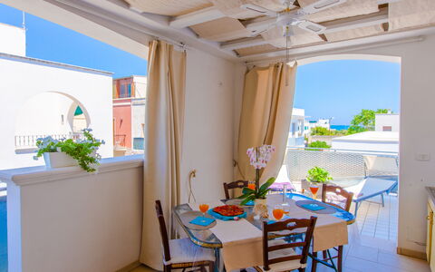 Appartamento Pineta Mare: Tavolo, Mobilia, Proprietà, Costruzione, Pianta, Blu, Vaso Di Fiori, Pianta Della Casa, Sedia, Finestra
