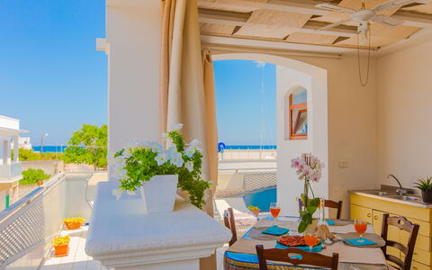 Appartamento Pineta Mare: Pianta, Tavolo, Cielo, Proprietà, Mobilia, Azzurro, Interior Design, Pianta Della Casa, Legna, Shade
