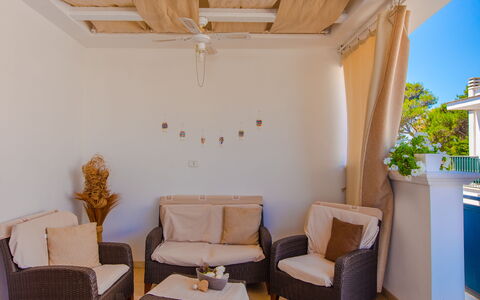 Appartamento Pineta Mare: Mobilia, Proprietà, Sedia, Tavolo, Legna, Illuminazione, Interior Design, Architettura, Pavimento, Pavimentazione