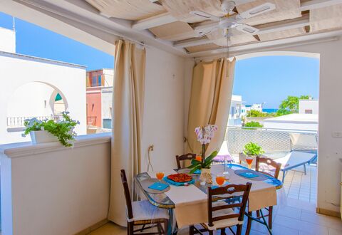 Appartamento Pineta Mare: Tavolo, Mobilia, Proprietà, Costruzione, Pianta, Blu, Vaso Di Fiori, Pianta Della Casa, Sedia, Finestra