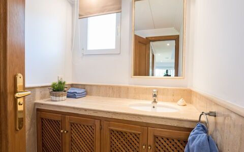 Perla Blanca: Camera, Mobiletto Del Bagno, Proprietà, Bagno, Mobilia, Cabinetry, Lavello, Bagno Accessorio, Controsoffitto, Interior Design