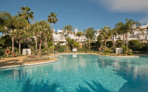 Perla Blanca: Acqua, Pianta, Cielo, Costruzione, Piscina, Nube, Azzurro, Albero, Località Balneare, Casa