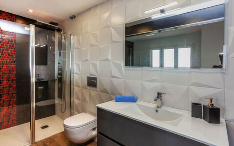 Berganti: Bagno, Camera, Proprietà, Interior Design, Piastrella, Lavello, Pavimento, Costruzione, Parete, Architettura