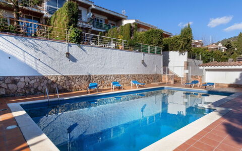 Berganti: Piscina, Proprietà, Immobiliare, Costruzione, Casa, Zona Residenziale, Casa, Architettura, Estate, Tempo Libero