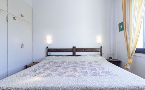 Marisol: Camera Da Letto, Letto, Lenzuolo, Materasso, Mobilia, Camera, Proprietà, Bedding, Telaio Del Letto, Pavimento