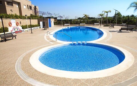 Blue: Acqua, Proprietà, Cielo, Pianta, Azzurro, Piscina, Albero, Tempo Libero, Immobiliare, Shade