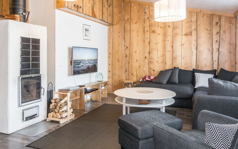 Aarre a: Mobilia, Interior Design, Legna, Pavimentazione, Soffitto, Pavimento, Soggiorno, Camera, Illuminazione, Divano