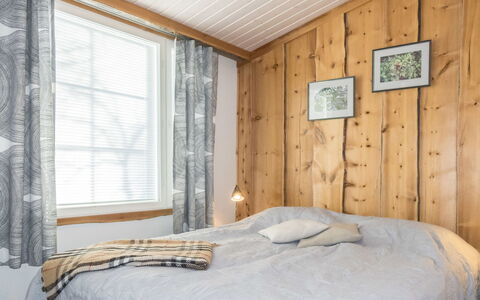 Aarre a: Camera Da Letto, Interior Design, Legna, Letto, Pavimentazione, Pavimento, Lenzuolo, Soffitto, Bedding, Tessile