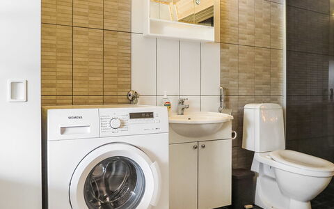 Aarre a: Interior Design, Pavimentazione, Idraulico Fixture, Parete, Lavello, Pavimento, Toilet Seat, Lavandino Del Bagno, Bagno, Gabinetto