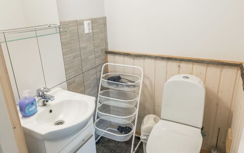 Aarre a: Toilet Seat, Idraulico Fixture, Pavimentazione, Gabinetto, Pavimento, Bagno, Interior Design, Idraulico, Lavello, Rubinetto
