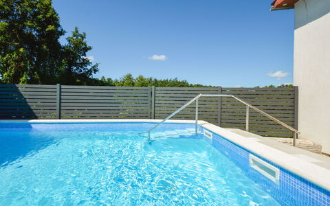 Milka 2: Acqua, Cielo, Giorno, Proprietà, Pianta, Costruzione, Piscina, Blu, Azzurro, Nube