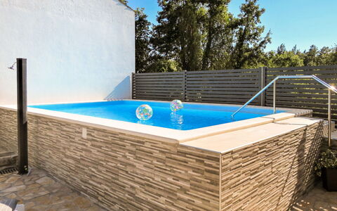 Milka 2: Azzurro, Costruzione, Cielo, Pianta, Rettangolo, Albero, Shade, Legna, Materiale Composito, Piscina