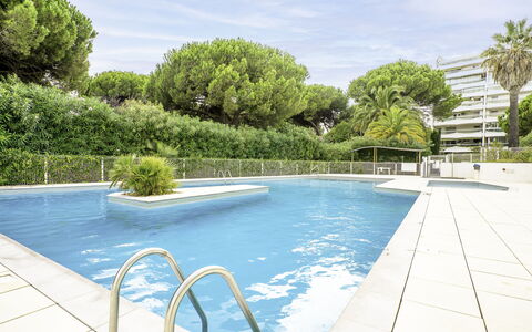 Fleurie i: Acqua, Nube, Cielo, Pianta, Giorno, Piscina, Azzurro, Albero, Mobili Da Esterno, Costruzione