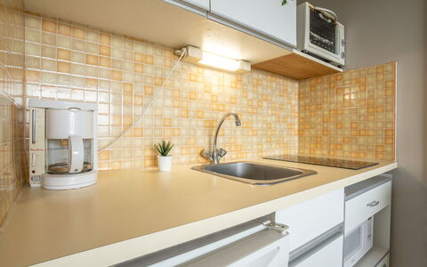 Fleurie i: Rubinetto, Lavandino Della Cucina, Controsoffitto, Lavello, Cabinetry, Proprietà, Idraulico Fixture, Costruzione, Cucina, Legna