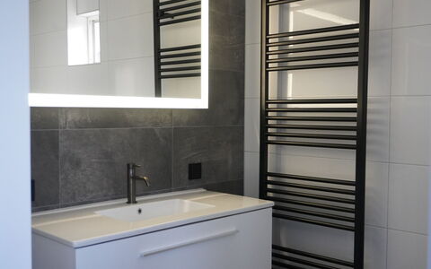 Bungalowpark It Wiid: Idraulico Fixture, Interior Design, Bagno, Pavimentazione, Pavimento, Idraulico, Piastrella, Bicchiere, Rubinetto