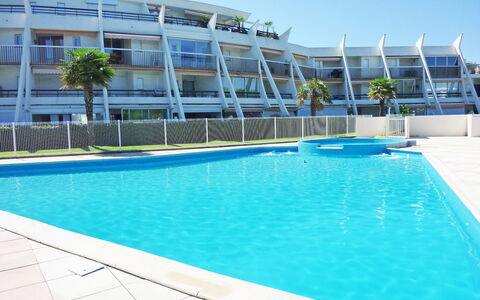 La Grande Motte 180: Acqua, Costruzione, Cielo, Proprietà, Piscina, Pianta, Finestra, Azzurro, Albero, Casa