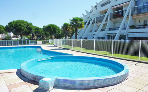 La Grande Motte 180: Acqua, Cielo, Giorno, Proprietà, Pianta, Azzurro, Piscina, Albero, Architettura, Aqua