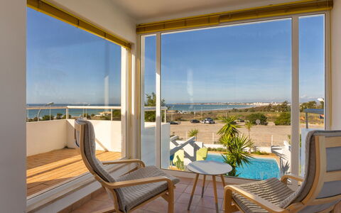 Villa Blue Ocean: Proprietà, Camera, Immobiliare, Interior Design, Costruzione, Mobilia, Azzurro, Casa, Suite, Appartamento