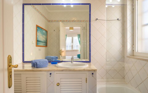 Villa Blue Ocean: Bagno, Camera, Mobiletto Del Bagno, Proprietà, Soffitto, Interior Design, Bagno Accessorio, Mobilia, Parete, Pavimento