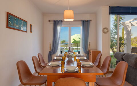 Villa Blue Ocean: Camera, Sala Da Pranzo, Mobilia, Proprietà, Interior Design, Tavolo, Costruzione, Immobiliare, Giallo, Cucina & Sala Da Pranzo Tavolo