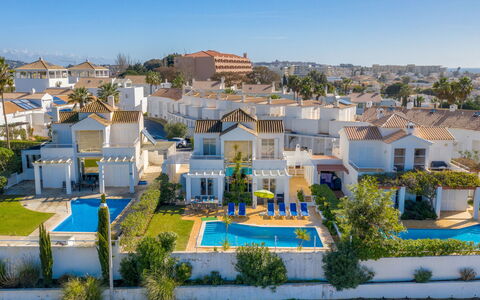 Villa Blue Ocean: Zona Residenziale, Proprietà, Quartiere, Cittadina, Casa, Immobiliare, Casa, Cielo, Insediamento Umano, Costruzione