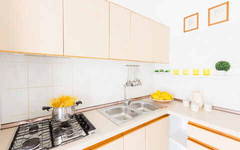 Villa Anna: Giallo, Camera, Cucina, Proprietà, Controsoffitto, Mobilia, Interior Design, Piastrella, Immobiliare, Costruzione