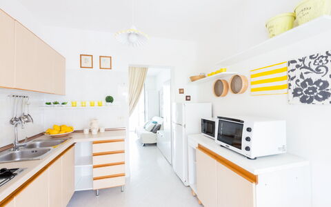 Villa Anna: Camera, Proprietà, Giallo, Mobilia, Cucina, Interior Design, Costruzione, Arancia, Casa, Cabinetry