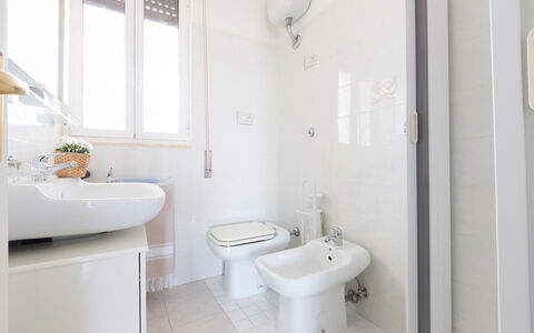 Villa Anna: Bagno, Proprietà, Camera, Interior Design, Idraulico Fixture, Architettura, Gabinetto, Immobiliare, Piastrella, Rubinetto