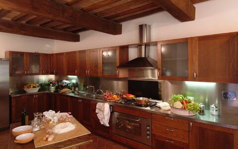 Villa Fontanelle: Legna, Camera, Proprietà, Interior Design, Latifoglie, Color Legno, Soffitto, Controsoffitto, Credenza, Cucina