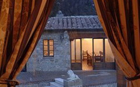 Villa Fontanelle: Interior Design, Legna, Proprietà, Tessile, Camera, Finestra Trattamento, Interior Design, Pavimento, Casa