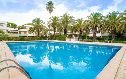 La Grande Motte 490: Acqua, Nube, Pianta, Cielo, Piscina, Azzurro, Albero, Arecales, Tempo Libero, Shade