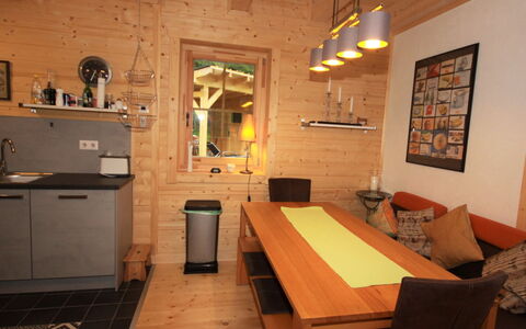 Almhaus Galisch: Camera, Proprietà, Costruzione, Interior Design, Mobilia, Tavolo, Sala Da Pranzo, Soffitto, Pavimento, Latifoglie